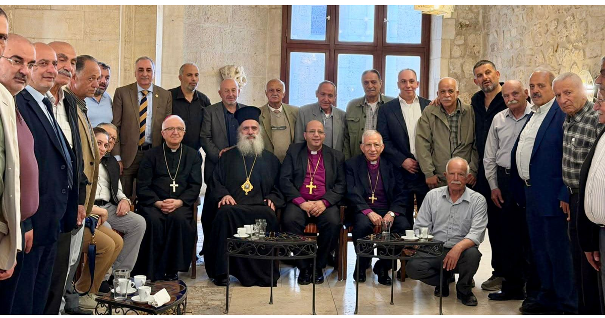 وفد مقدسي كبير يزور  الكنيسة اللوثرية بالقدس لتهنئة المسيحيين بعيد الفصح المجيد