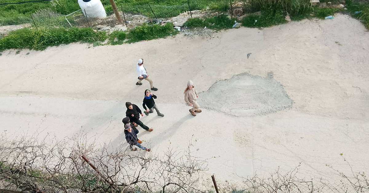 "زعران التلال" يقتحمون بورين ويغلقون الشارع الرئيس ويعربدون في البلدة 