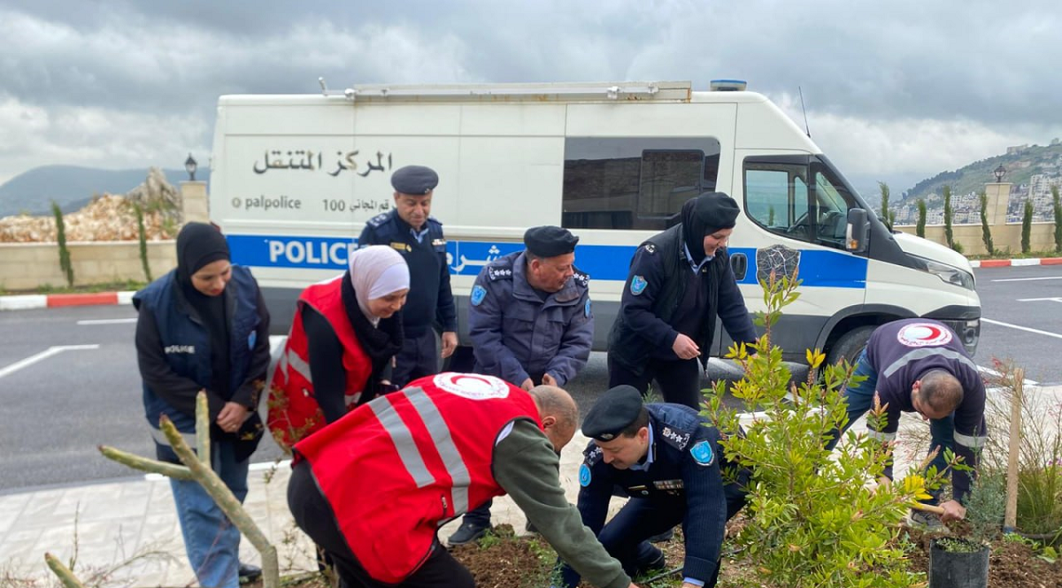 الشرطة المجتمعية تنظم فعالية زراعة الأشجار في نابلس بمناسبة يوم الأرض