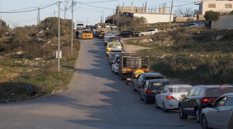 الاحتلال يغلق الطريق الواصل بين بيرزيت وجفنا 