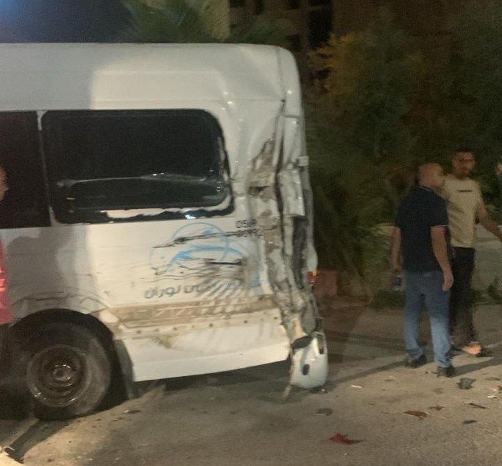 آليات الاحتلال تصدم حافلة تقل حجاجا في جنين بشكل متعمد