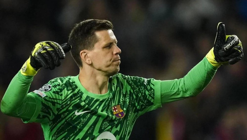 برشلونة يجدد عقد حارسه البولندي فويتشيك تشيزني