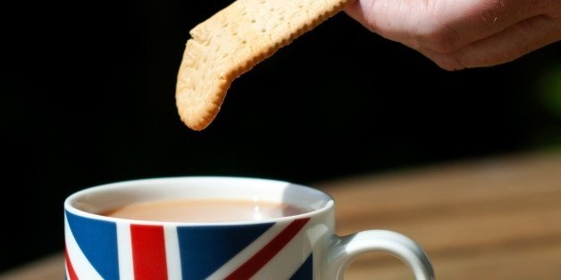 خبراء يحذرون من مخاطر غمس البسكويت في الشاي