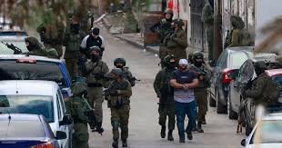 الاحتلال يعتقل 20 مواطنا على  من الضفة بينهم اسرى سابقون