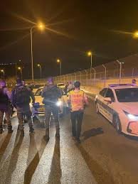 الاحتلال يعتقل شابا بعد إطلاق النار على مركبته قرب حاجز جبع 