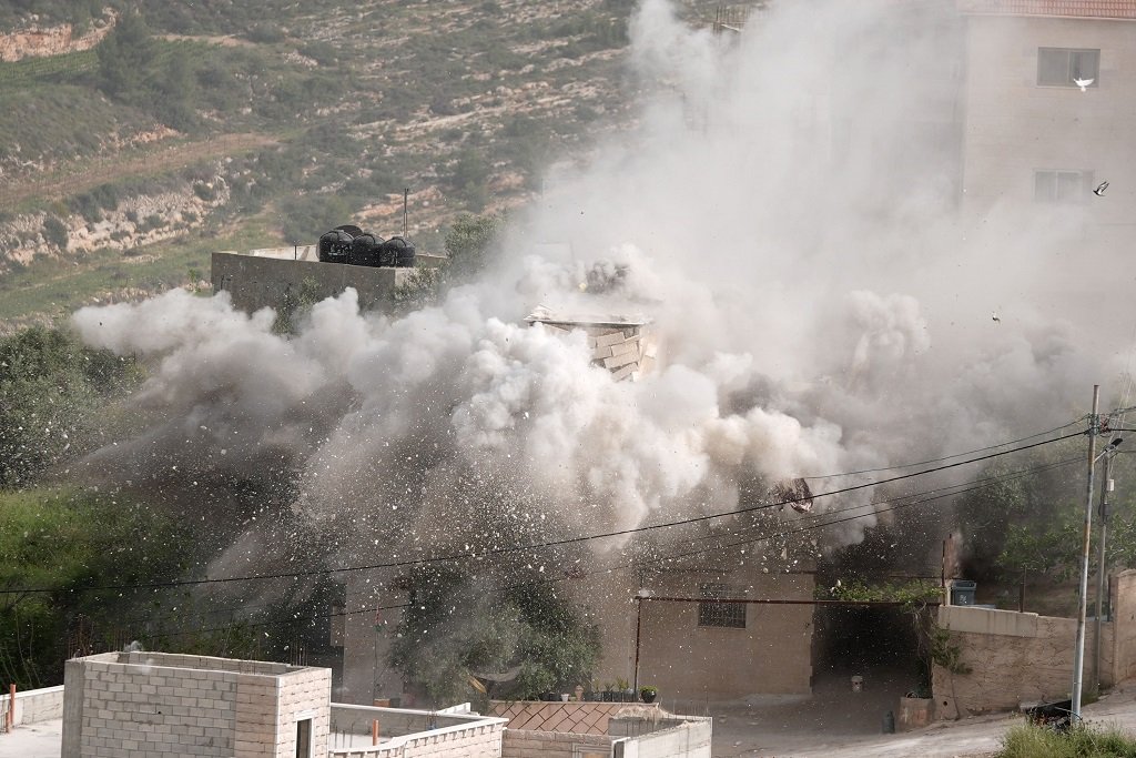شهيد وحريج بغارة إسرائيلية على مركبة ببلدة جنوب لبنان