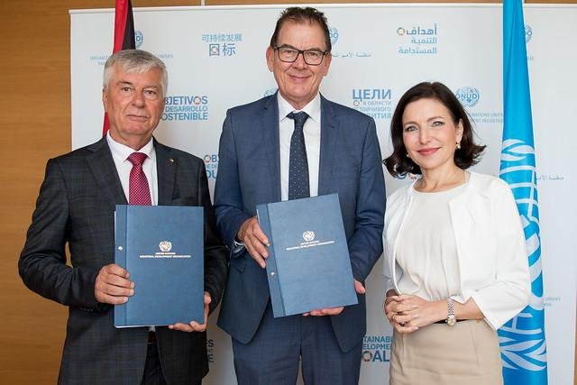 وزارة الصناعة توقع اتفاقية شراكة مع منظمة الأمم المتحدة للتنمية الصناعية