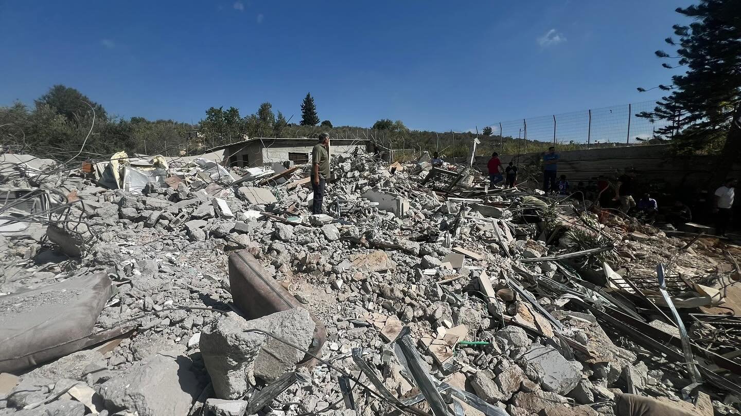 الاحتلال يهدم منزلا وبركسا  في بلدة الديوك التحتا ويخطر بهدم آخر في أريحا