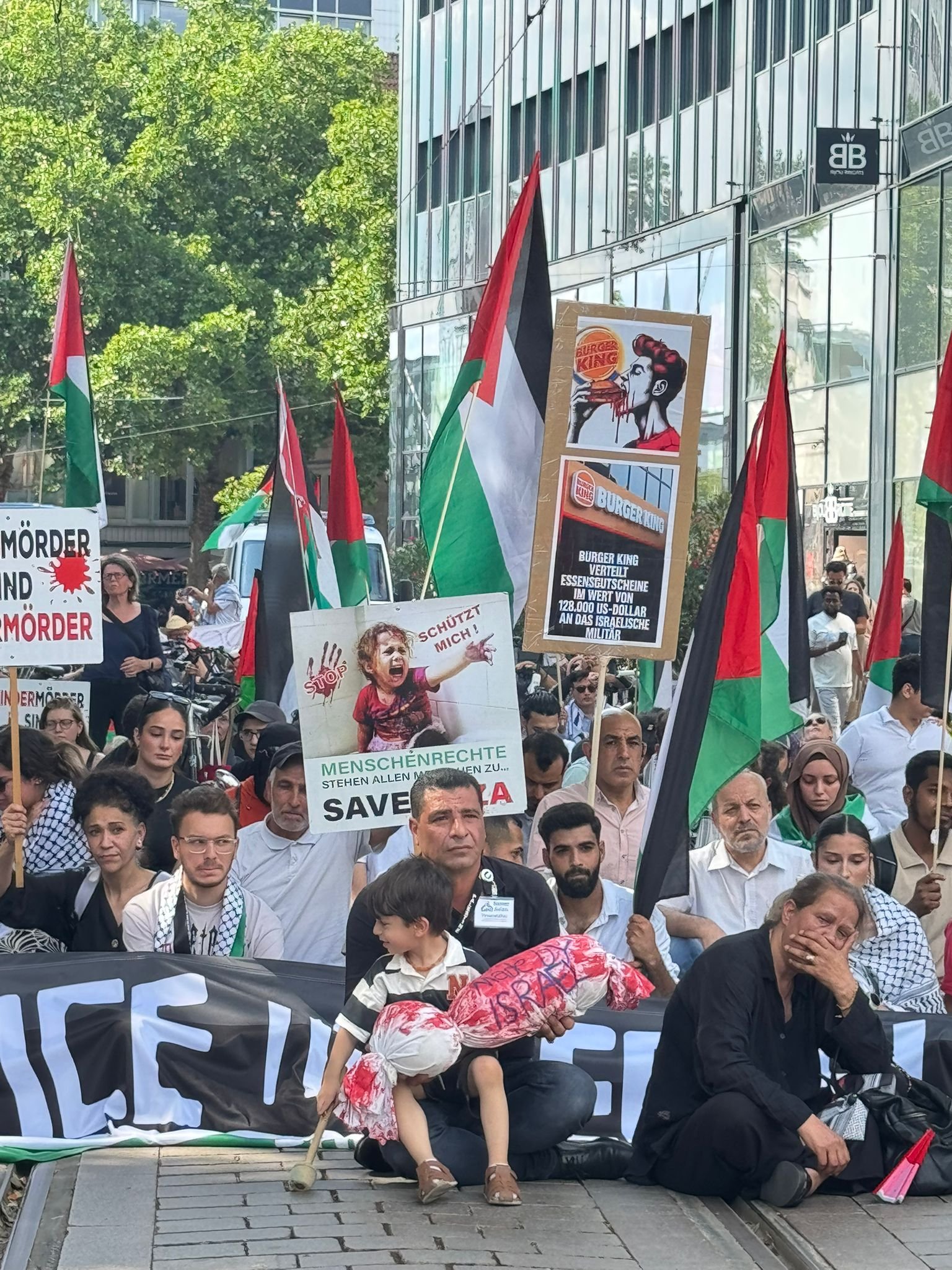 مسيرة حاشدة في مدينة بريمن  تنديدا بحرب الإبادة والتجويع على غزة