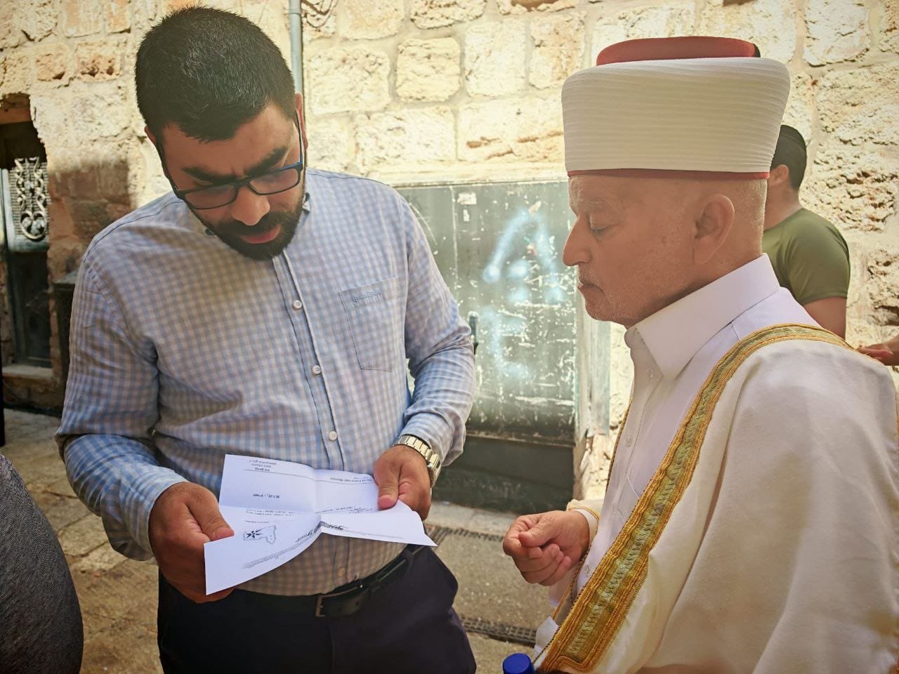 الاحتلال يُسلّم مفتي القدس قرارا بالإبعاد عن المسجد الأقصى لمدة أسبوع قابل للتجديد