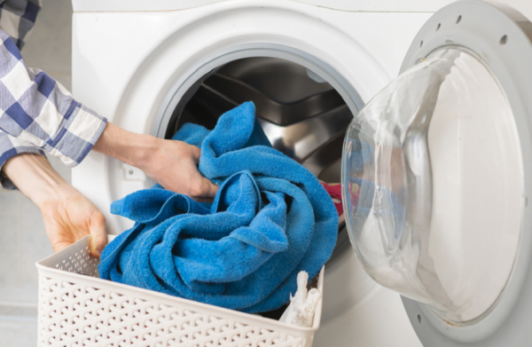 أخصائية تكشف خطورة عادة "شائعة" في غسل المناشف