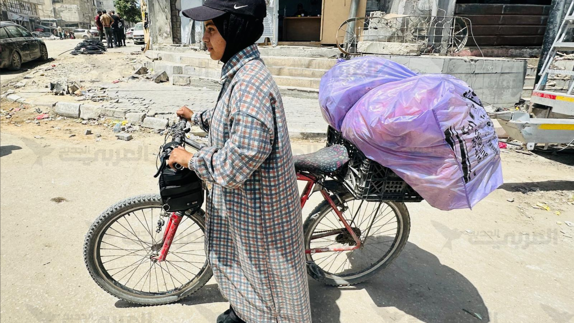 سمية الشريف تقطع مسافات طويلة  على دراجتها لإعالة أسرتها بغزة