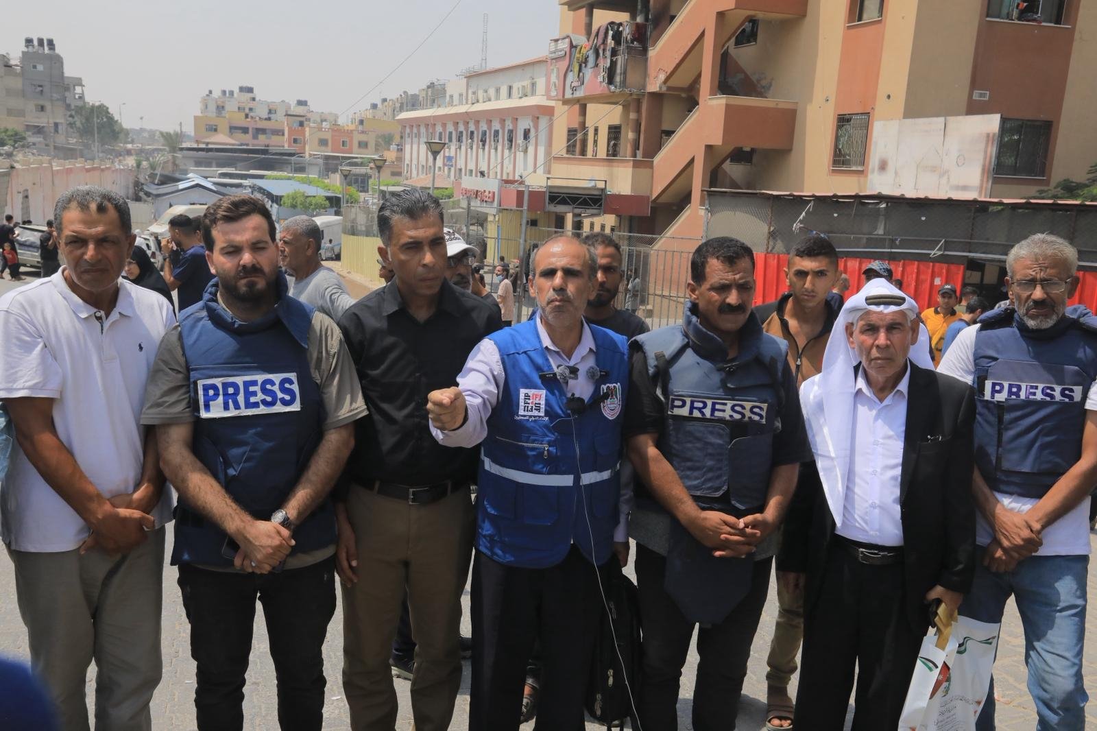 وقفة تضامنية لنقابة الصحافيين في مستشفى ناصر تنديدا باستهداف طاقم الجزيرة