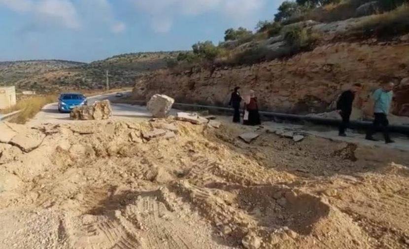 مستوطنون يجرفون أراضي المواطنين في قرية بيرين