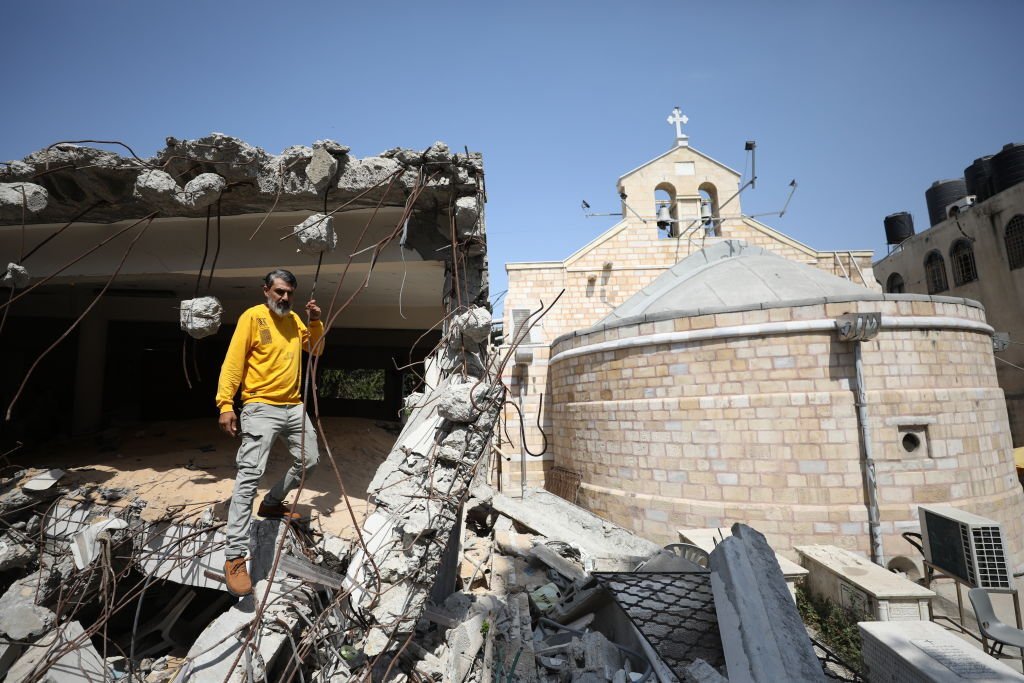 مفوض أممي: قصف إسرائيل كنيسة لجأ إليها مدنيون " جريمة حرب"