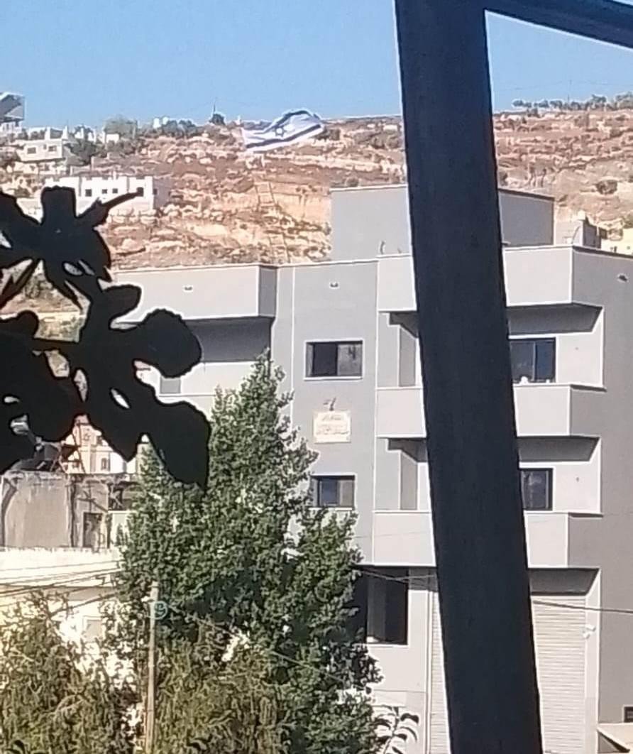 الاحتلال يحول بناية سكنية إلى ثكنة عسكرية في اللبن الشرقية