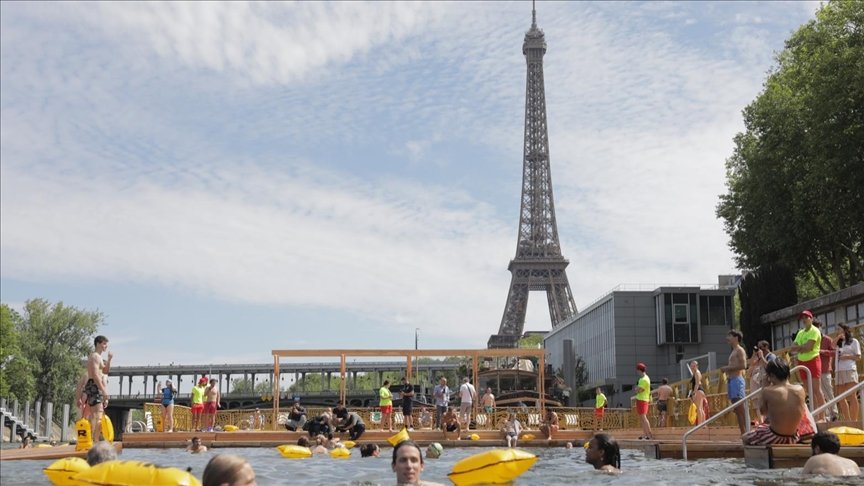  سكان باريس يسبحون في نهر السين لأول مرة منذ قرن