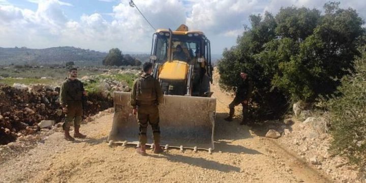 الاحتلال يغلق طرقا فرعية في اللبن الشرقية