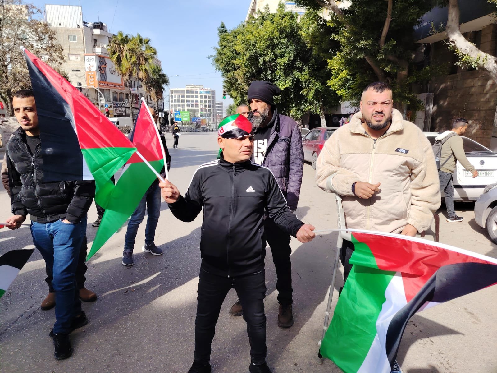 وقفة احتجاجية لاهالي الشهداء والجرحى في نابلس