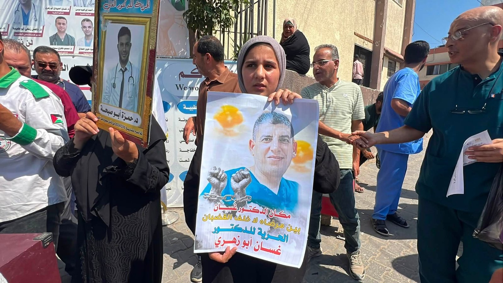 وقفة احتجاجية في مجمع ناصر بخان يونس للمطالبة بالكشف عن مصير الكوادر الطبية المعتقلة بسجون الاحتلال 