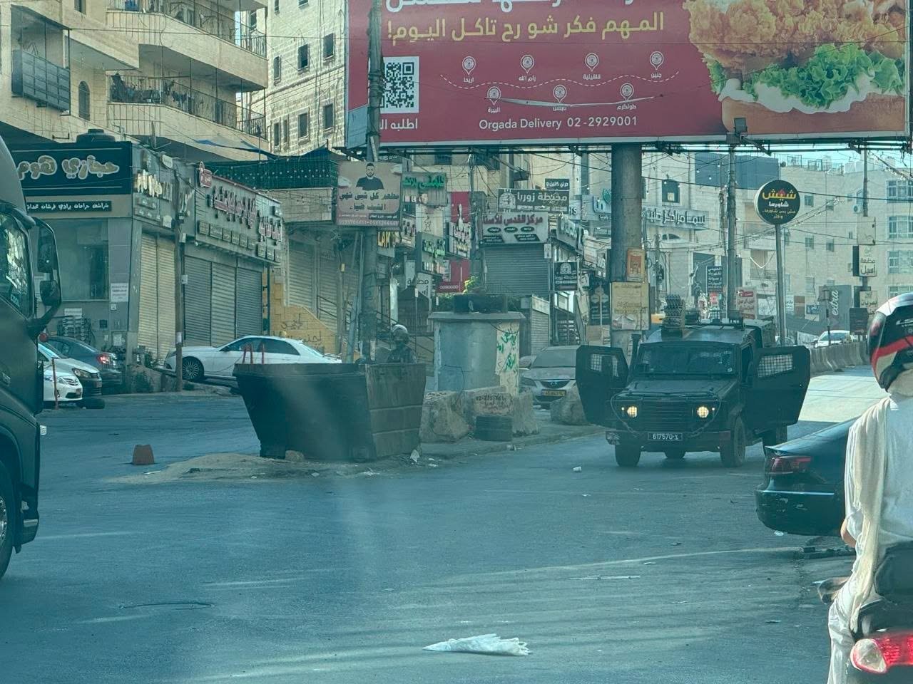 الاحتلال يواصل اقتحامه وحصاره لمخيم قلنديا لليوم الثاني وسط عمليات هدم ومداهمة وتنكيل بالمواطنين