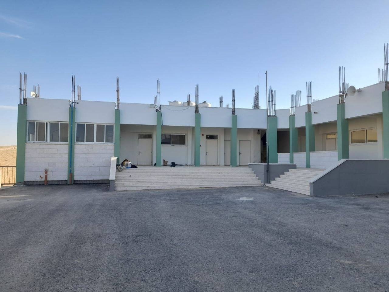 الاحتلال يخطر بهدم مدرسة "الزويدين الثانوية" شرق بلدة يطا 