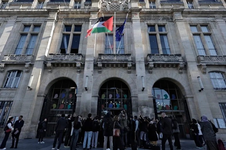 رفع العلم الفلسطيني فوق بلدية سان دوني في فرنسا