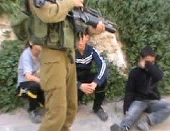 الاحتلال يجري عملية إحصاء للسكان في منازل المواطنين بجبل الرحمة بالخليل