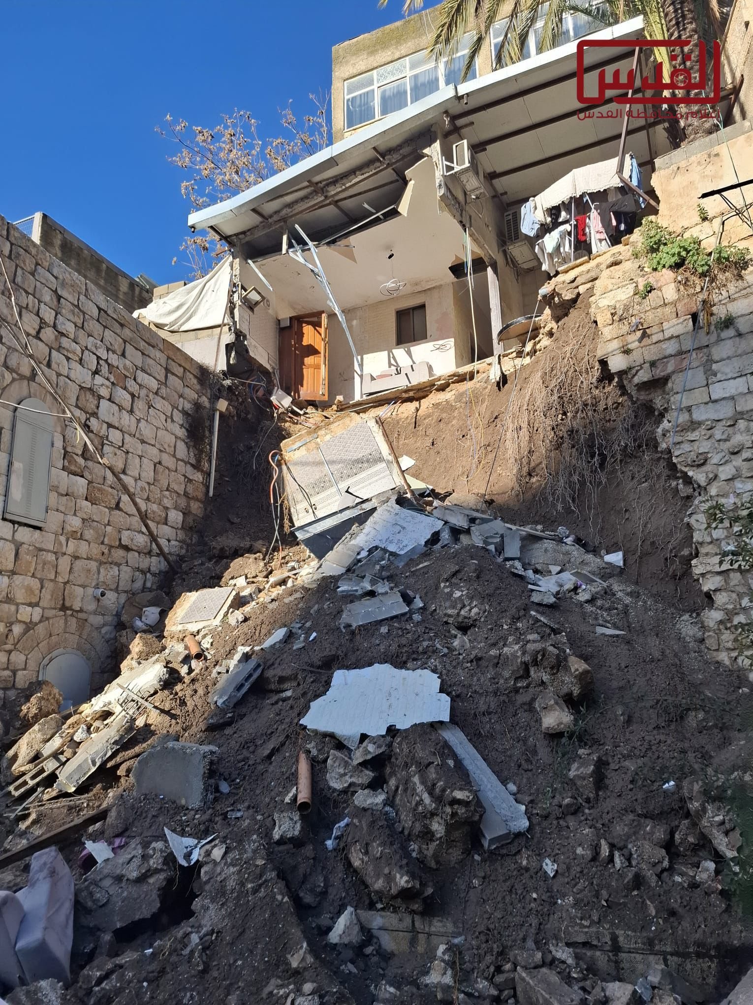 إخلاء 3 أسر من عائلة أبو صبيح بعد انهيار جزئي للمنازل بسبب حفريات الاحتلال