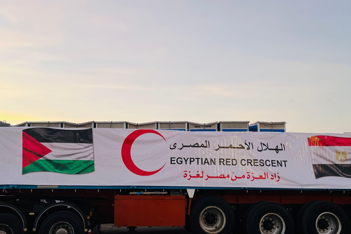 قافلة مساعدات من الهلال الأحمر المصري في طريقها الى غزة 