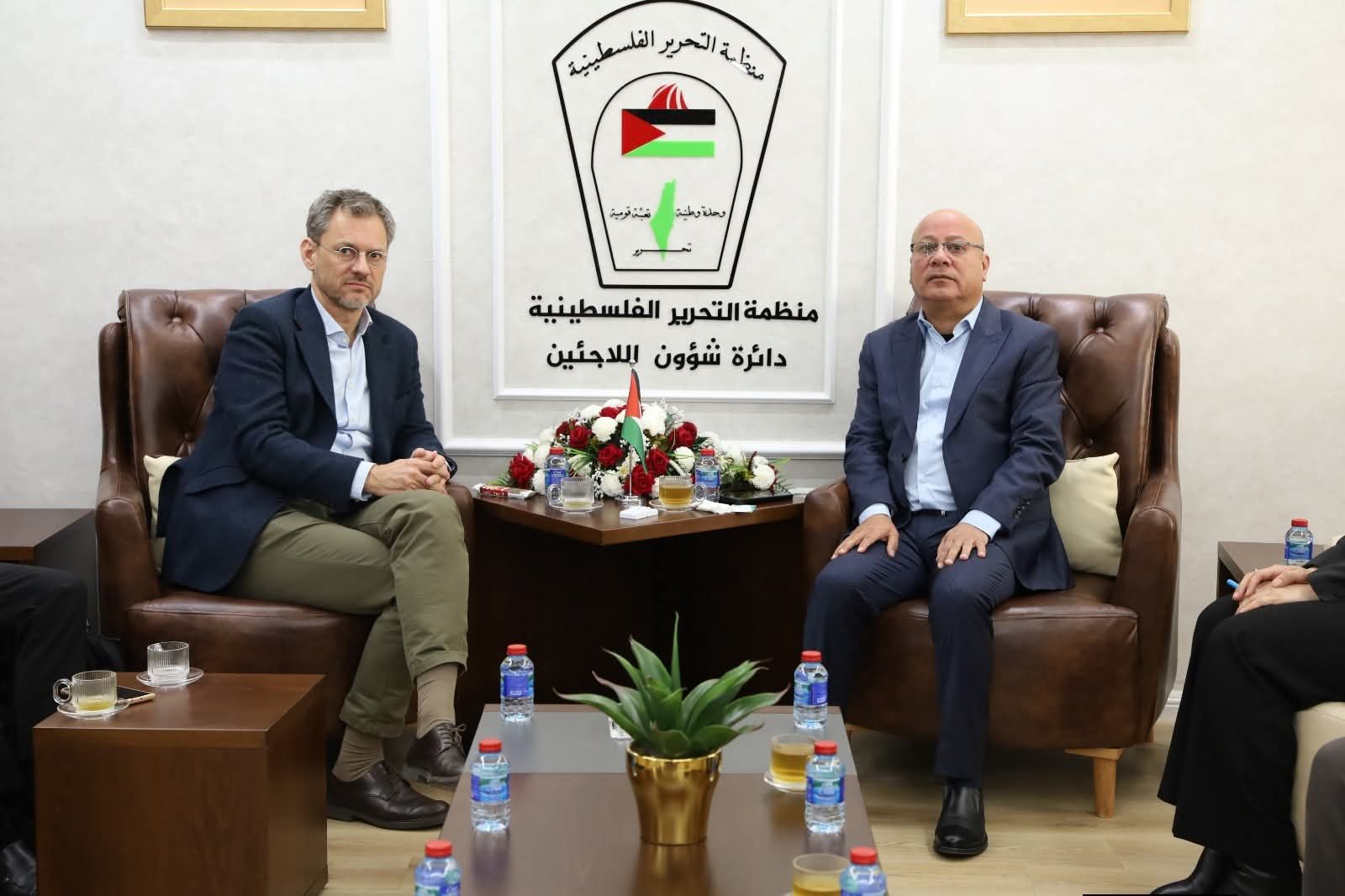 أبو هولي يبحث مع المعهد الأوروبي للسلام حماية الأونروا وتحسين أوضاع المخيمات