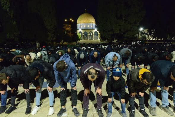 نحو 50 ألف مصلٍ يؤدون صلاتي العشاء والتراويح في المسجد الأقصى