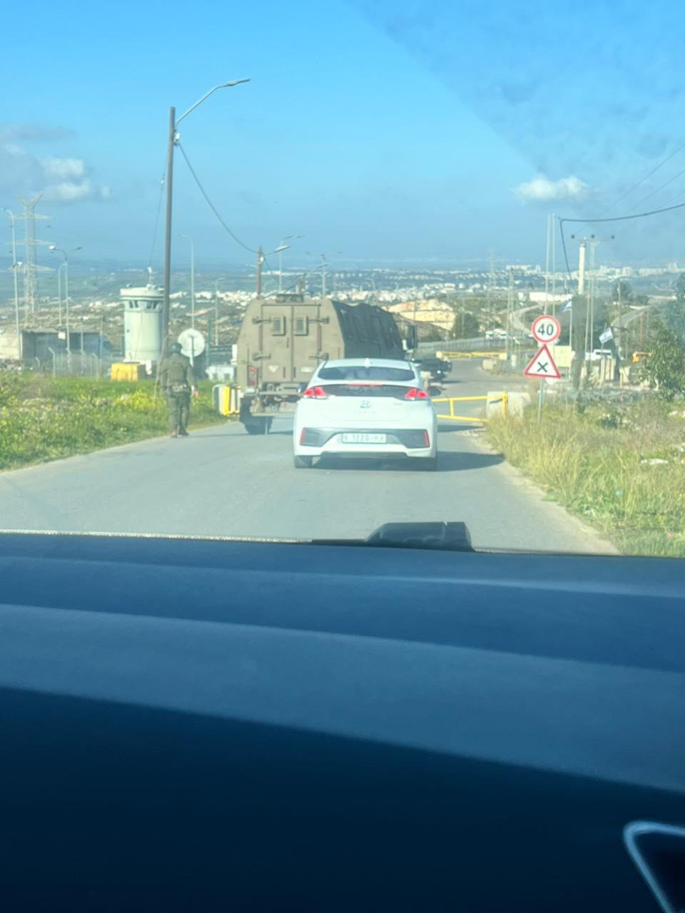 الاحتلال يغلق مدخل عناتا الشرقي والطيرة بالسواتر الترابية 