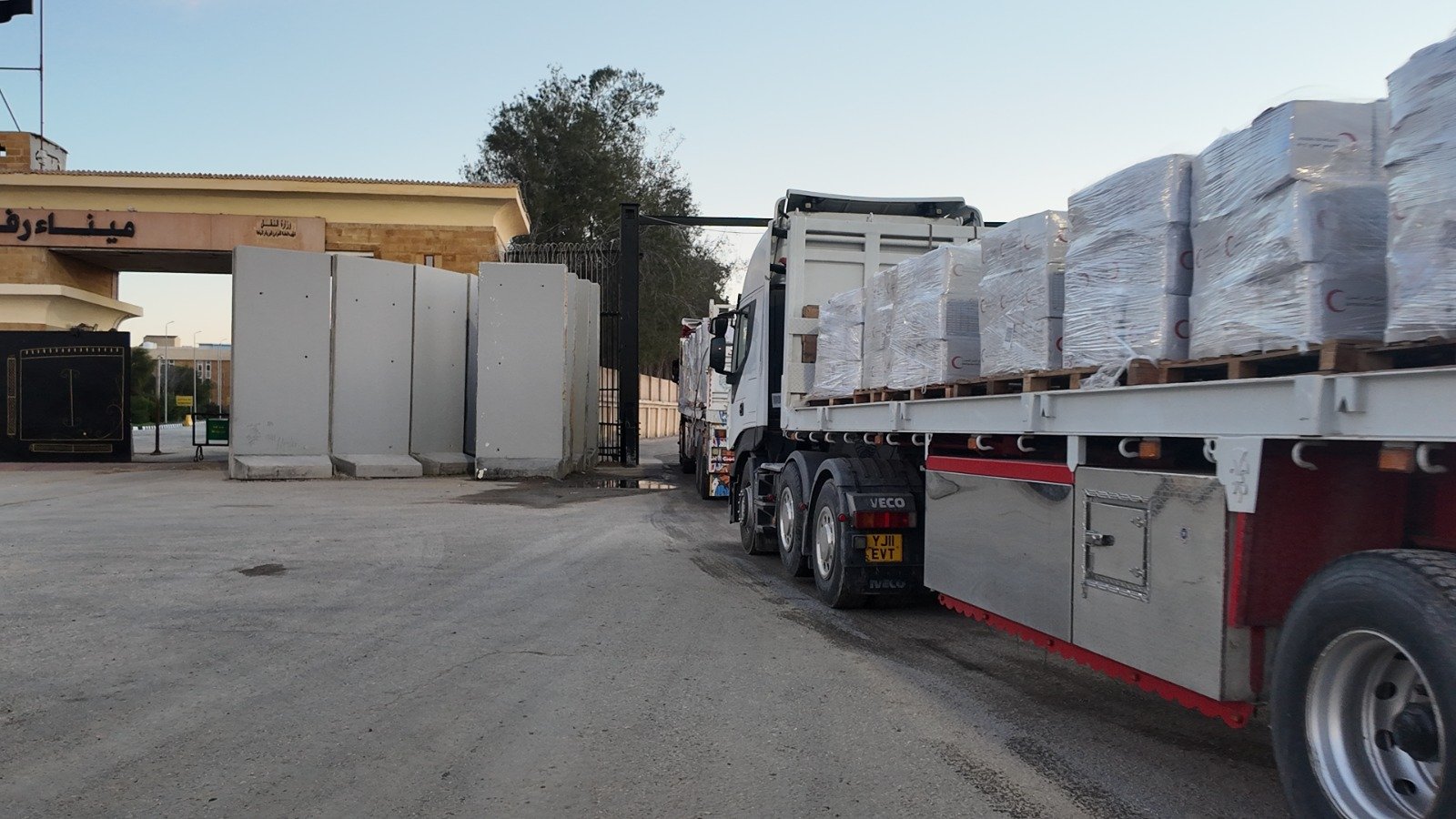 الهلال الأحمر المصري يُطلق قافلة «زاد العزة» الـ 171 من مصر إلى غزة