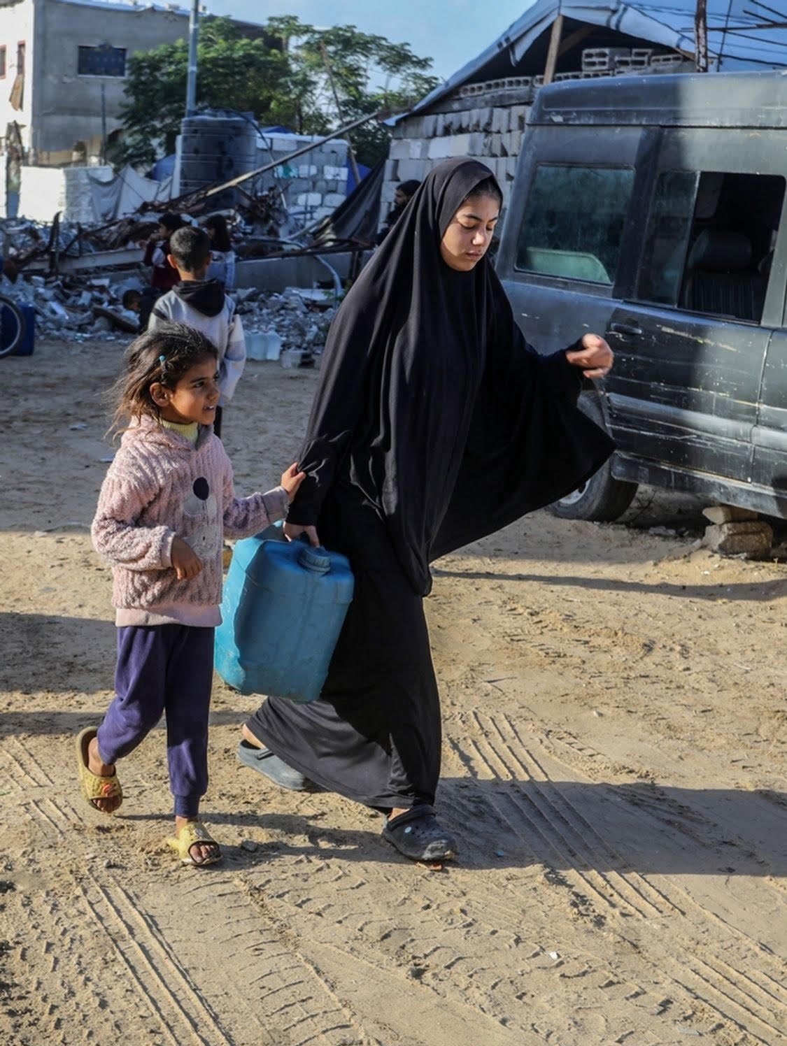 سلطة المياه: واقع مائي قاسٍ يكشف عبئًا مضاعفًا تتحمله النساء والفتيات