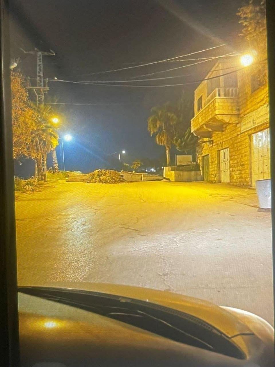 الاحتلال يغلق مداخل بلدة بيت أمر