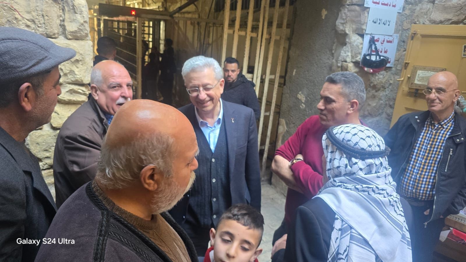 د.مصطفى البرغوثي يزور البلدة القديمة في الخليل و تجمعات مهددة بالاستيطان في مسافر يطا و السموع