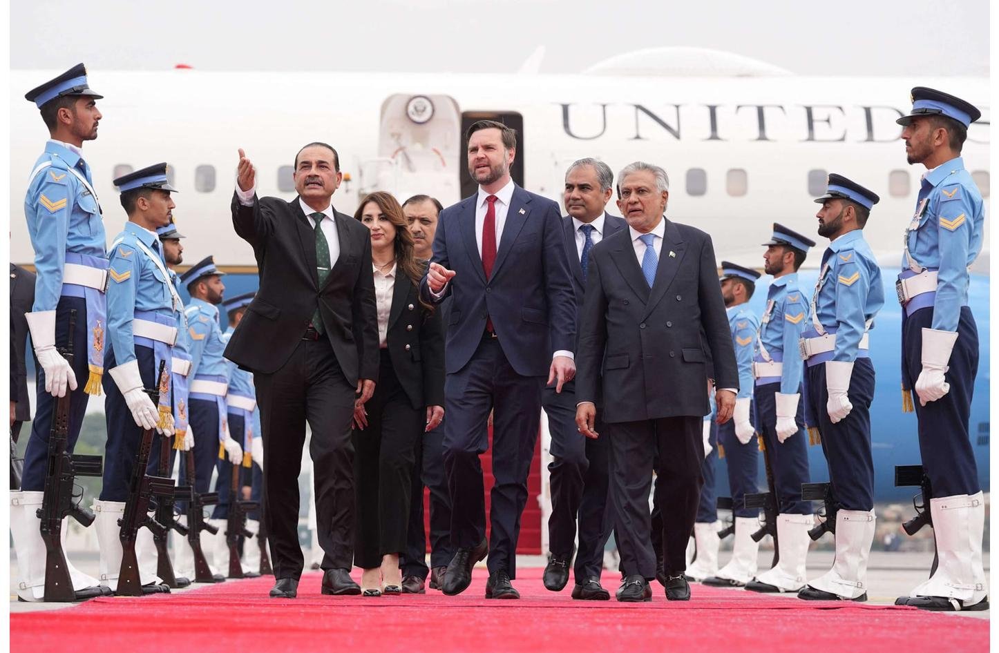 وفدا أمريكا وإيران يصلان باكستان لإجراء محادثات سلام 