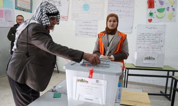 انتخابات محلية فلسطينية تعطي لبعض سكان غزة فرصة التصويت لأول مرة منذ 20 عاما 