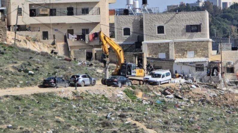 الاحتلال يخطر بهدم 3 منازل وإزالة خط مياه يغذي 500 دونم ببيت الروش