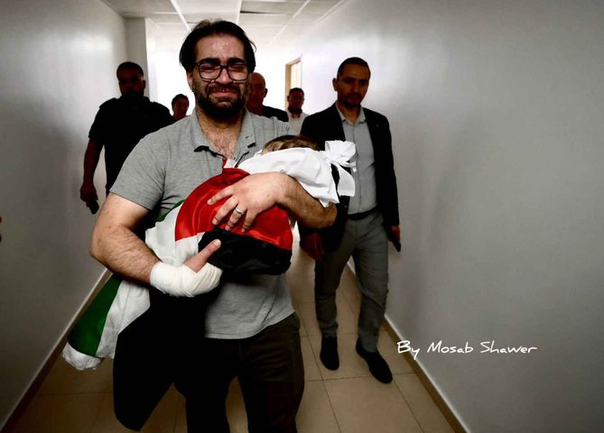 مصطفى يهاتف والد الرضيع سام أبو هيكل معزيًا باستشهاده