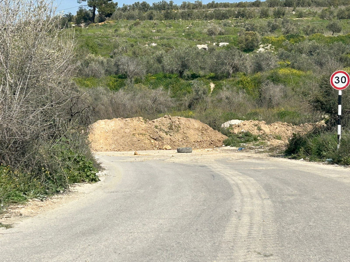 الاحتلال يغلق مداخل بلدة سبسطية بالسواتر الترابية