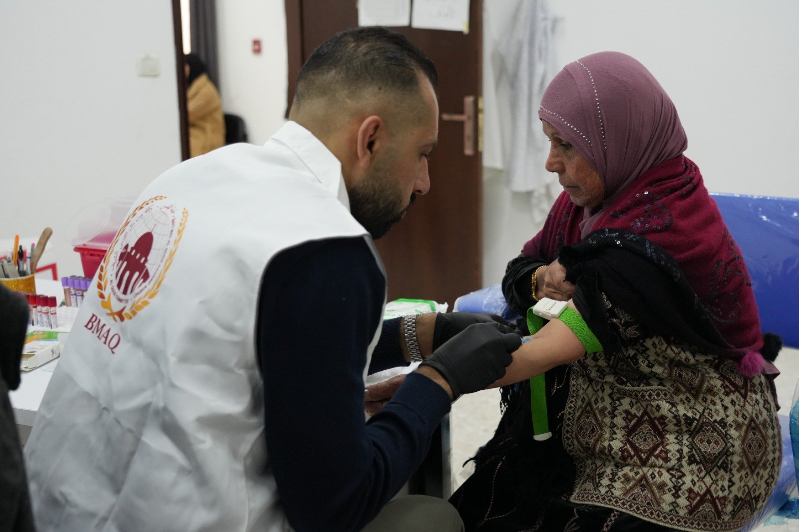 وكالة بيت مال القدس تواصل تنفيذ برنامج الحملات الطبية في قرى وتجمعات البدو بالقدس 