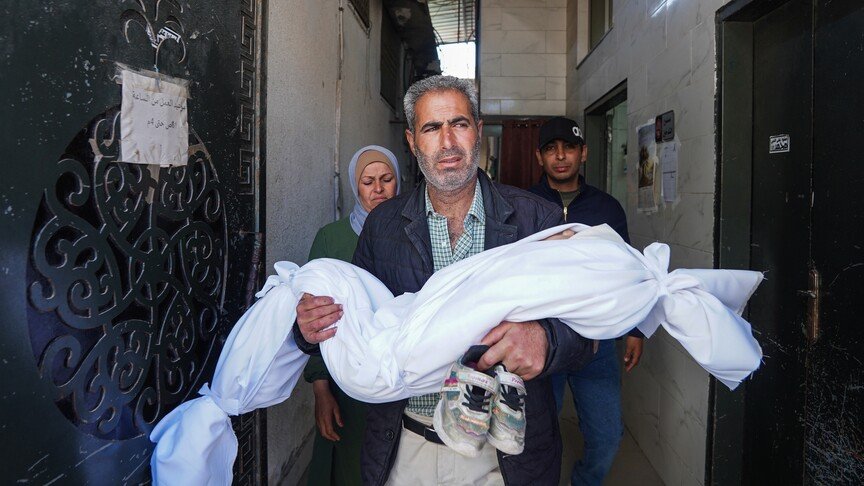 اسرائيل قتلت الطفلة ريتاج ريحان  امام زميلاتها على مقاعد الدراسة بمدرسة ابو عبيدة بن الجراح  شمال غزة