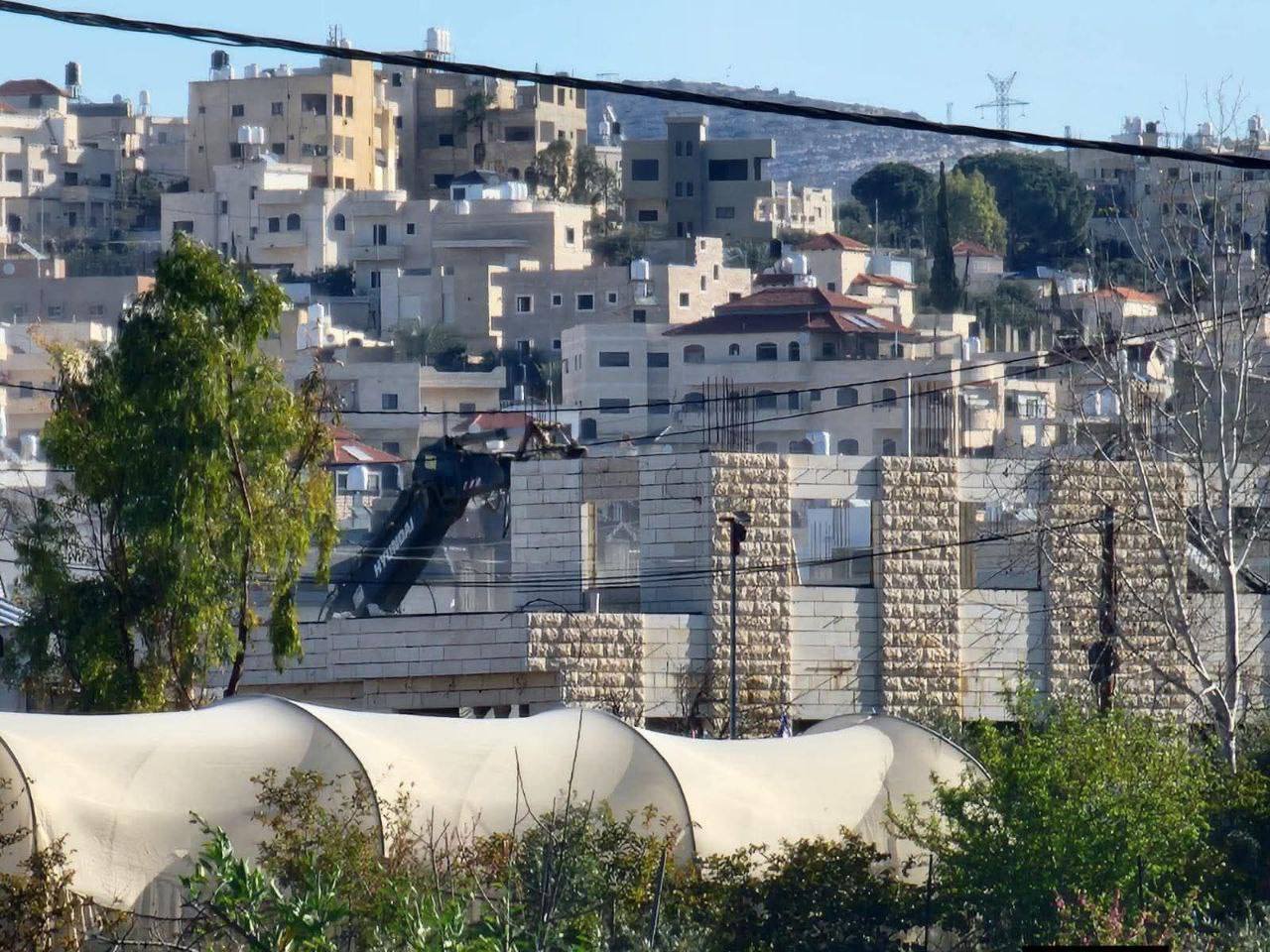 الاحتلال يهدم 3 منازل ومنشأة زراعية في بيت لقيا و بركسا زراعيا في بورين