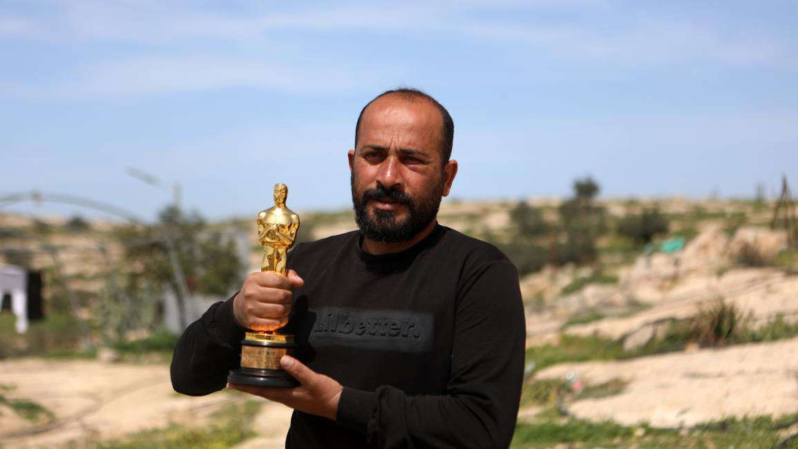 مستوطنون وجنود  يعتدون على منزل عائلة مخرج "لا أرض أخرى" بمسافر يطا