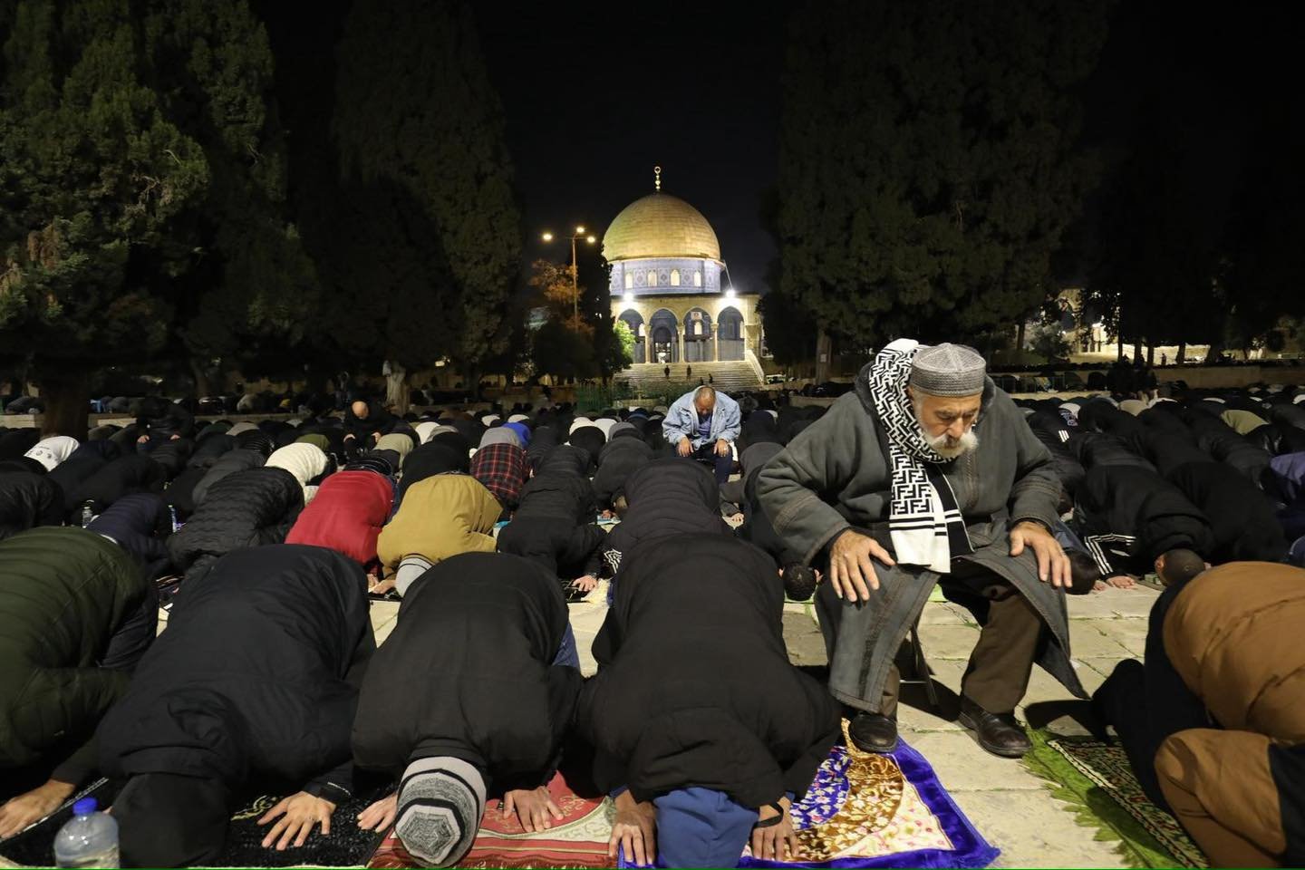 60 الف مصلٍ يؤدون صلاتي العشاء والتروايح  في رحاب  المسجد الأقصى