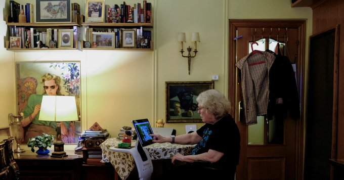 روبوتات راقصة توفر الدعم والصحبة لكبار السن في برشلونة