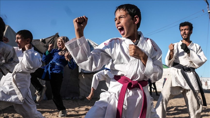 تقرير: كاراتيه الأطفال بغزة.. رمال الشاطئ بديلا لصالات دمرتها إسرائيل