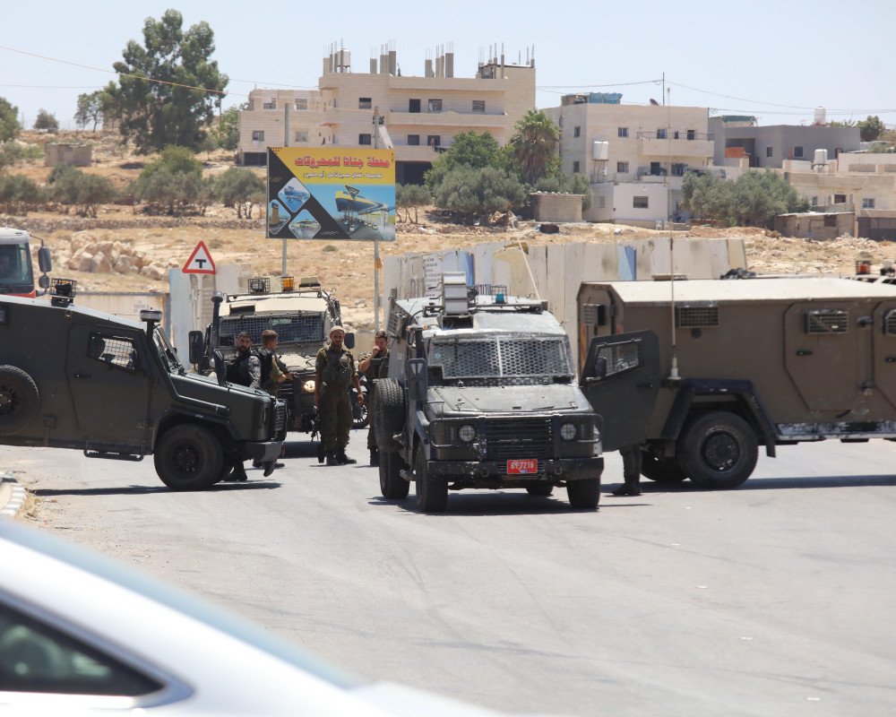 الاحتلال يغلق طريق الرماضين الظاهرية